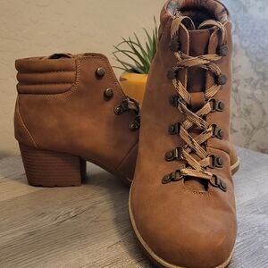 BOC Women's 8.5M Lace-Up Brown Ankle Boots